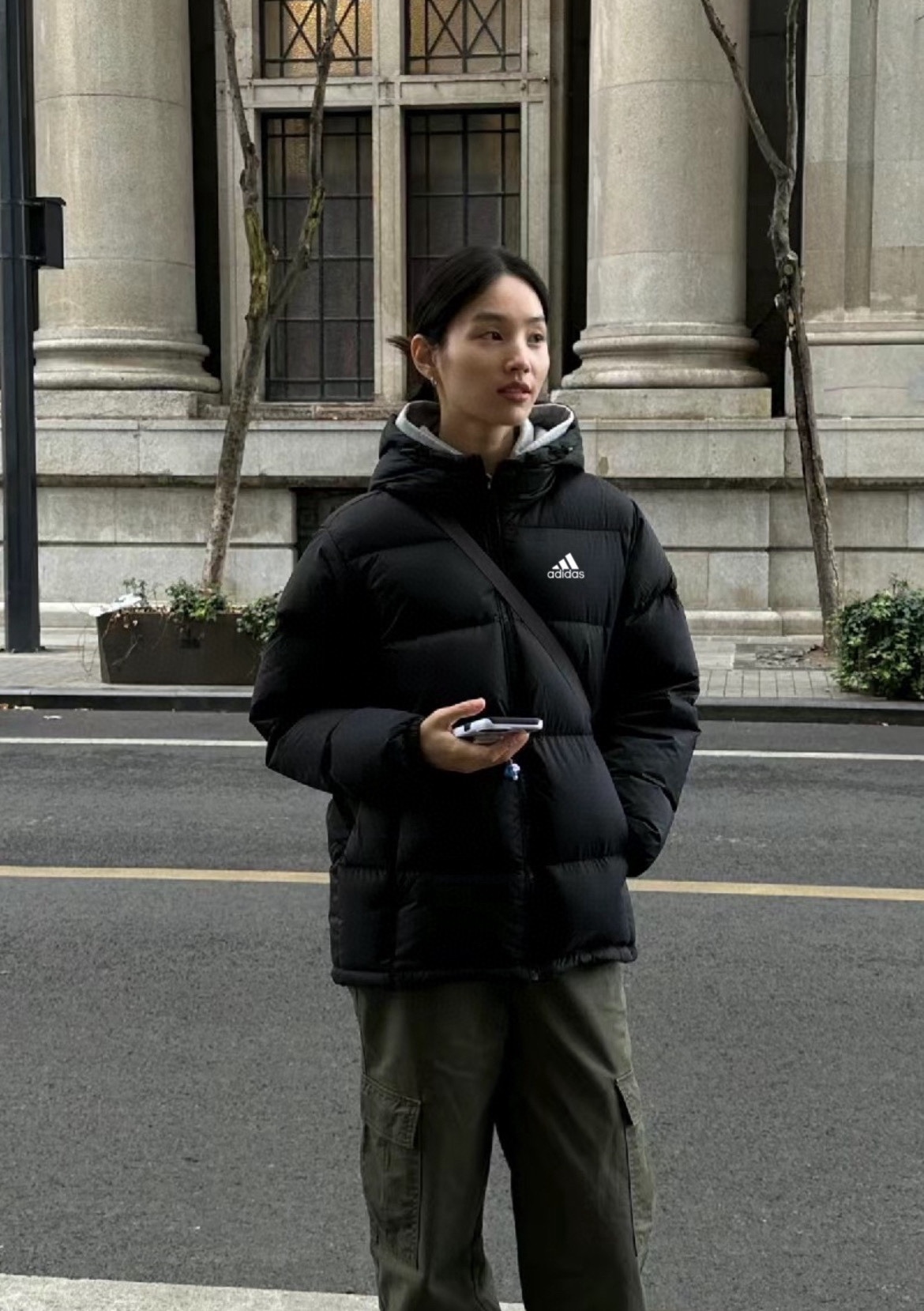 adidas ダウンジャケット ミニ丈 フード付き 保温性抜群 通勤カジュアル ブラック - 画像 4