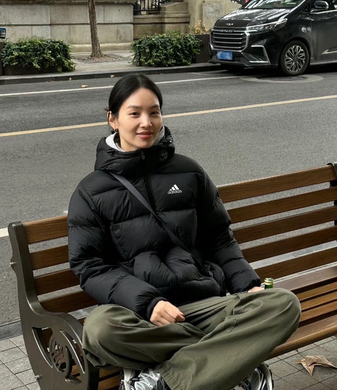 adidas ダウンジャケット ミニ丈 フード付き 保温性抜群 通勤カジュアル ブラック - 画像 5