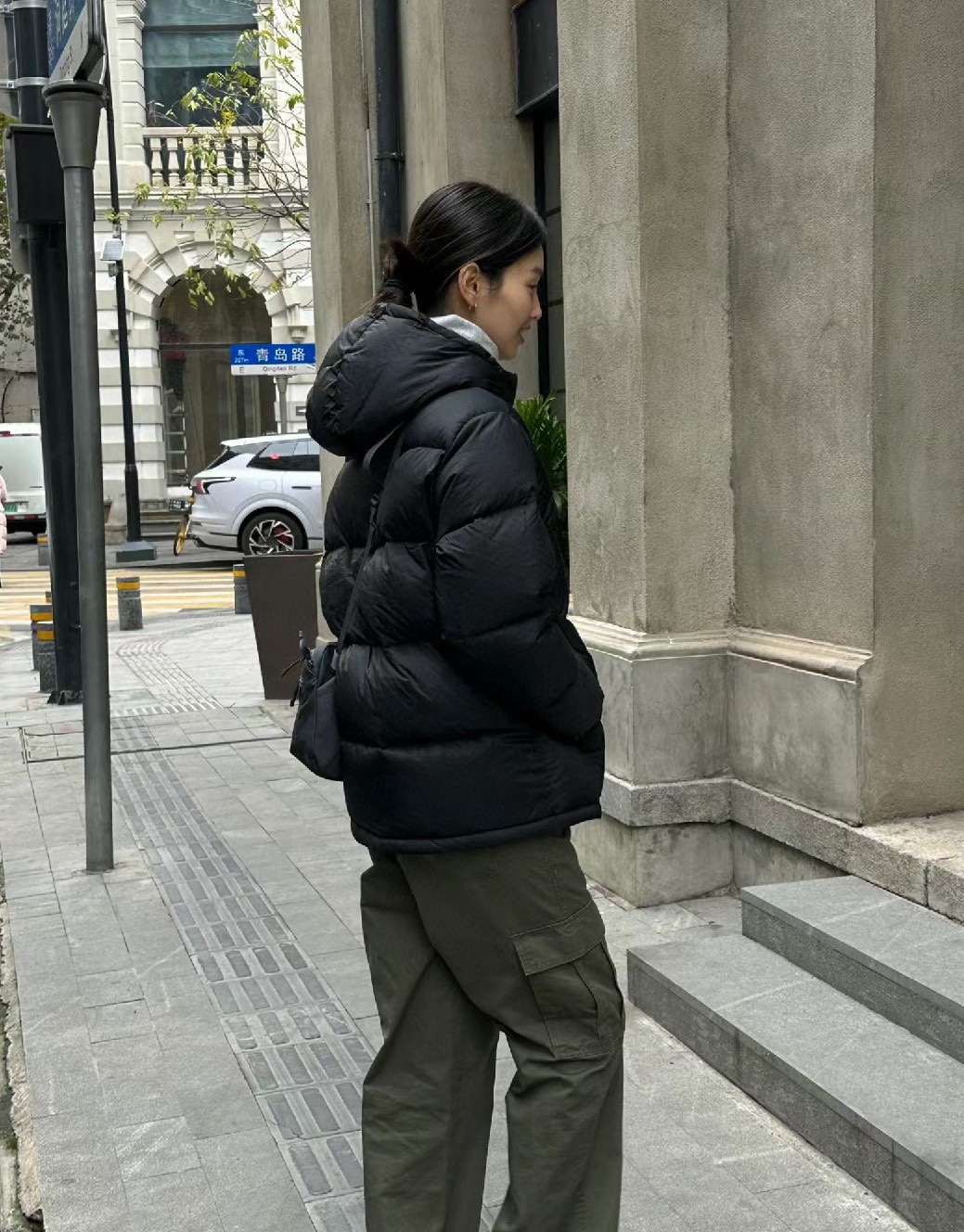 adidas ダウンジャケット ミニ丈 フード付き 保温性抜群 通勤カジュアル ブラック - 画像 6