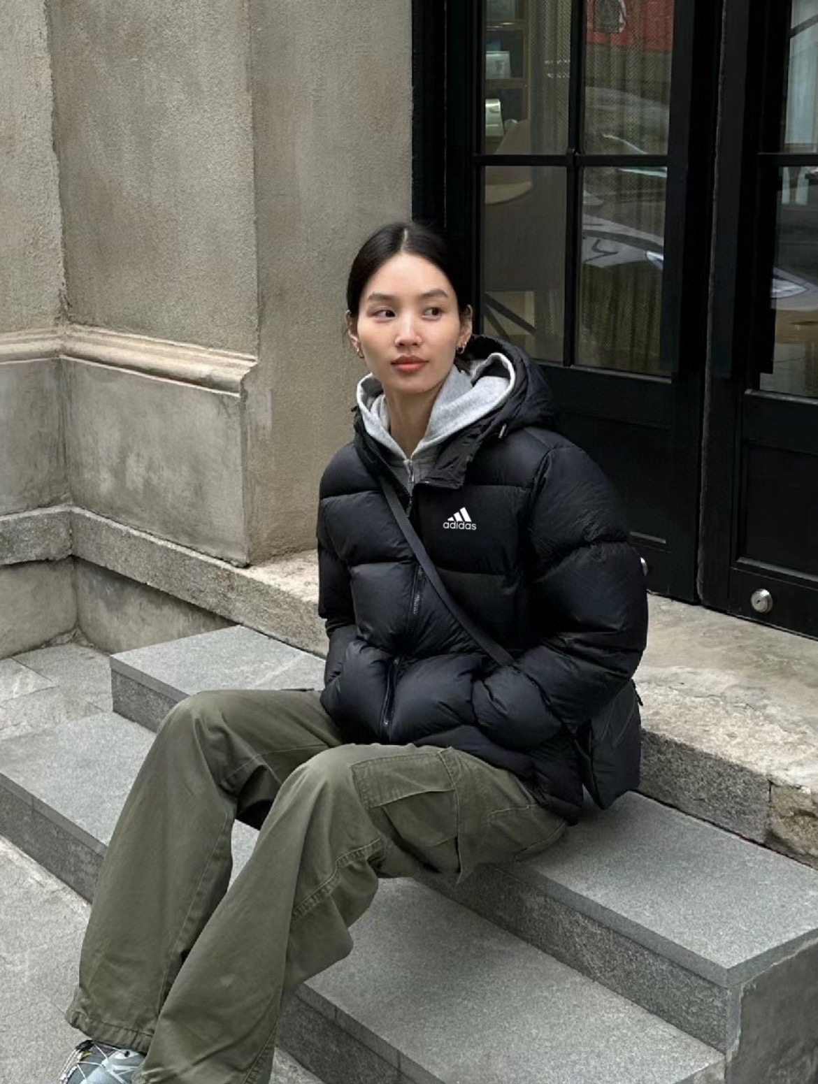 adidas ダウンジャケット ミニ丈 フード付き 保温性抜群 通勤カジュアル ブラック - 画像 8