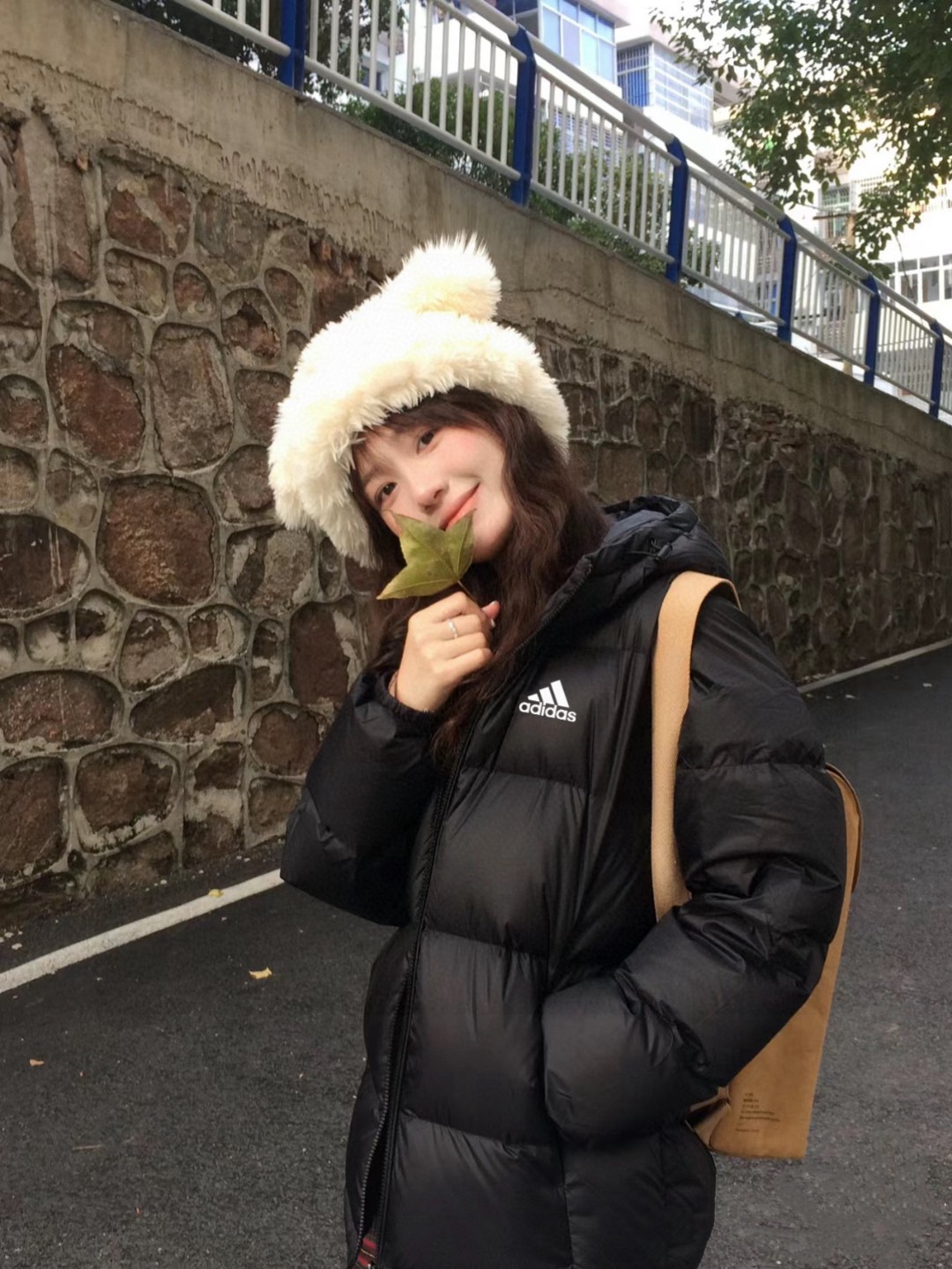 adidas ダウンジャケット フード付き 軽量通勤カジュアル ブラック - 画像 2