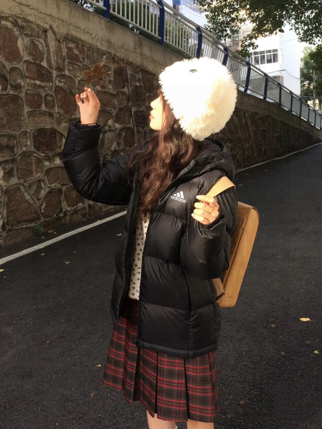 adidas ダウンジャケット フード付き 軽量通勤カジュアル ブラック - 画像 4