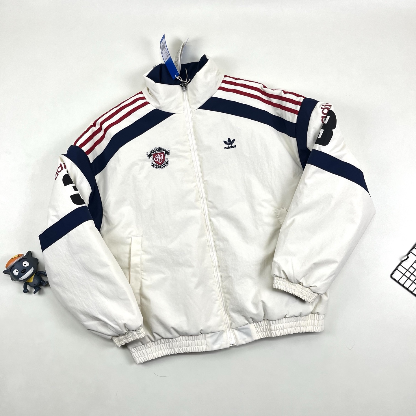 ADIDAS ジャケット ブラック/ネイビー チームロゴ パッチ付き 2WAY レザー調素材 2色展開