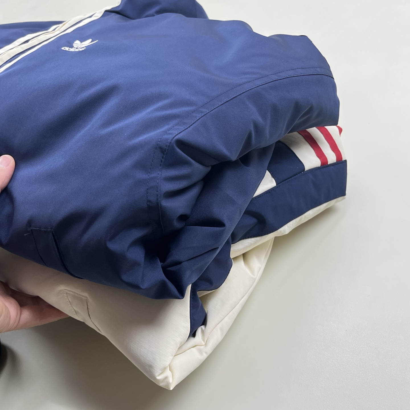 ADIDAS ジャケット ブラック/ネイビー チームロゴ パッチ付き 2WAY レザー調素材 2色展開 - 画像 3