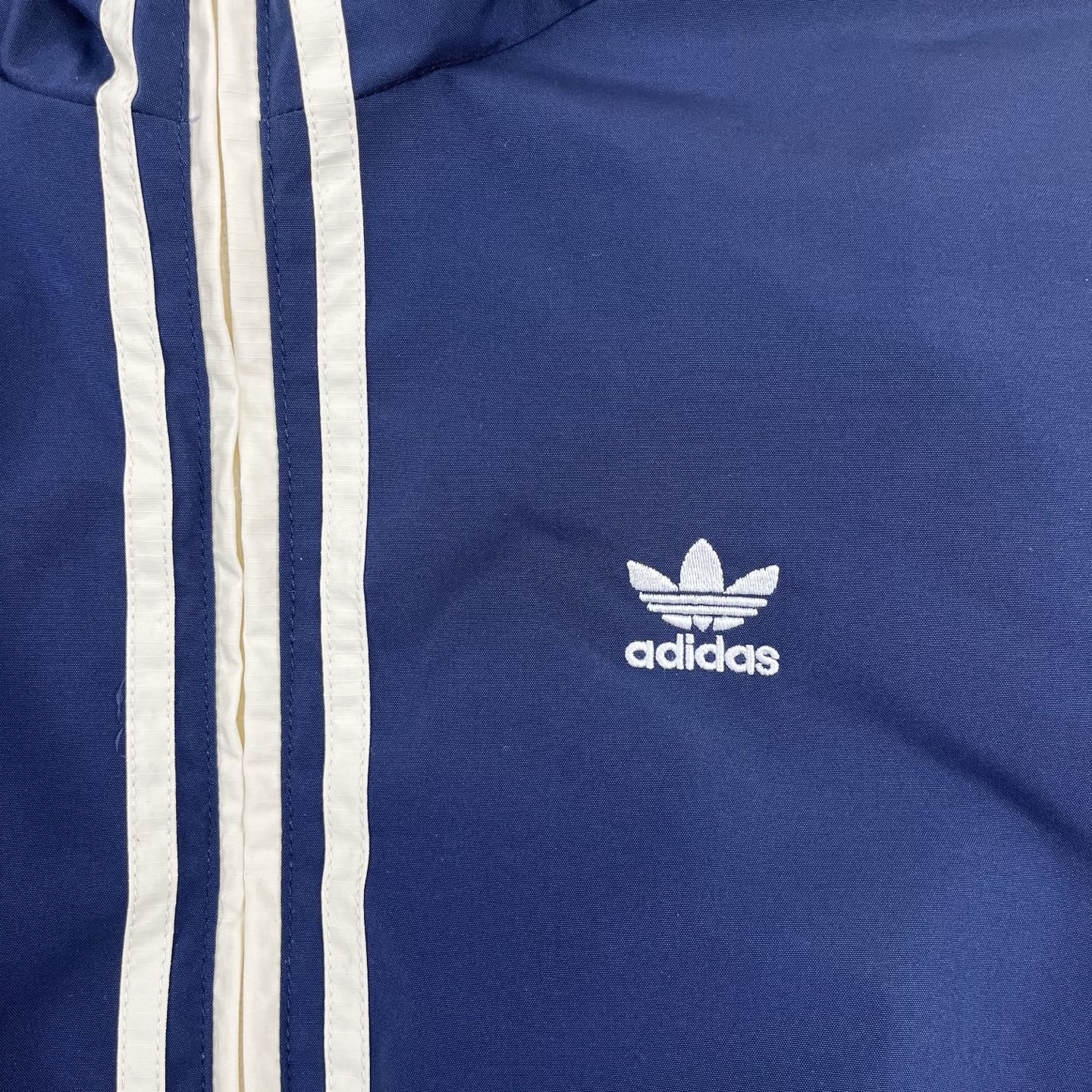 ADIDAS ジャケット ブラック/ネイビー チームロゴ パッチ付き 2WAY レザー調素材 2色展開 - 画像 4