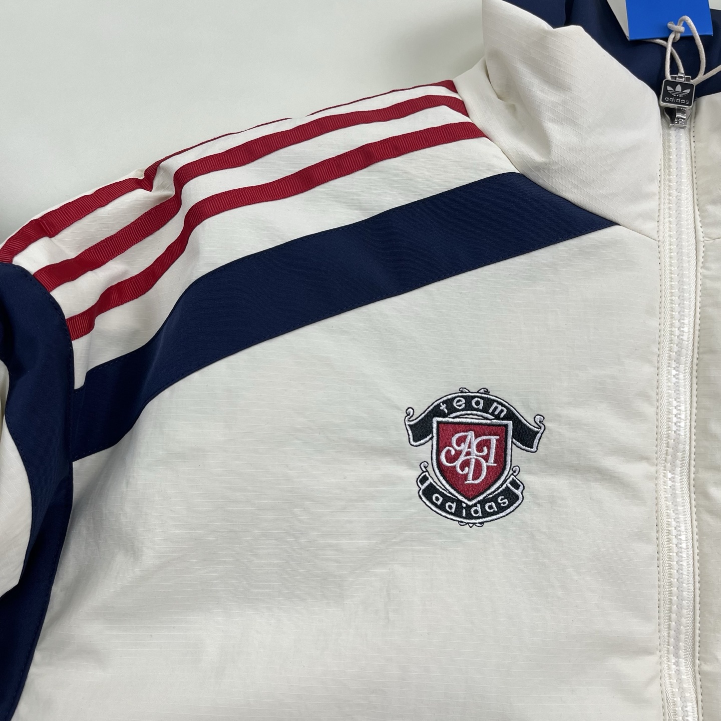 ADIDAS ジャケット ブラック/ネイビー チームロゴ パッチ付き 2WAY レザー調素材 2色展開 - 画像 5