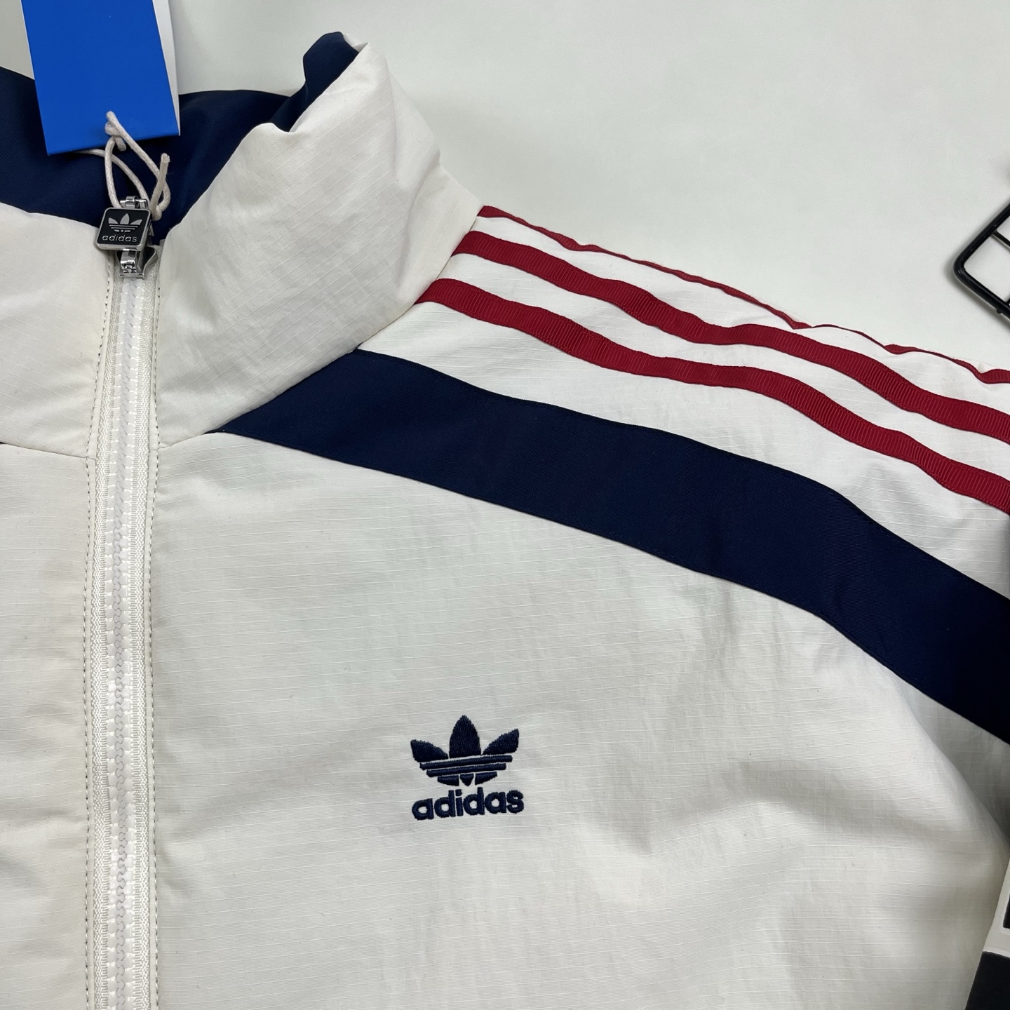 ADIDAS ジャケット ブラック/ネイビー チームロゴ パッチ付き 2WAY レザー調素材 2色展開 - 画像 6