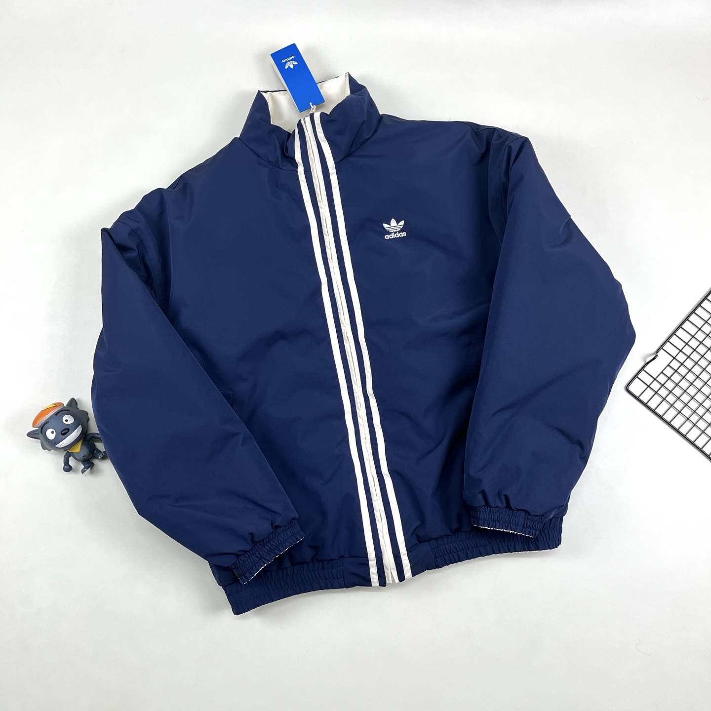 ADIDAS ジャケット ブラック/ネイビー チームロゴ パッチ付き 2WAY レザー調素材 2色展開 - 画像 8
