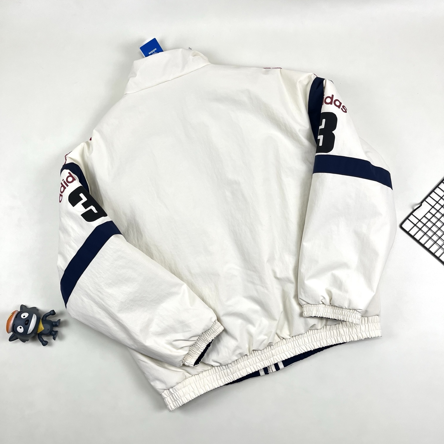 ADIDAS ジャケット ブラック/ネイビー チームロゴ パッチ付き 2WAY レザー調素材 2色展開 - 画像 9