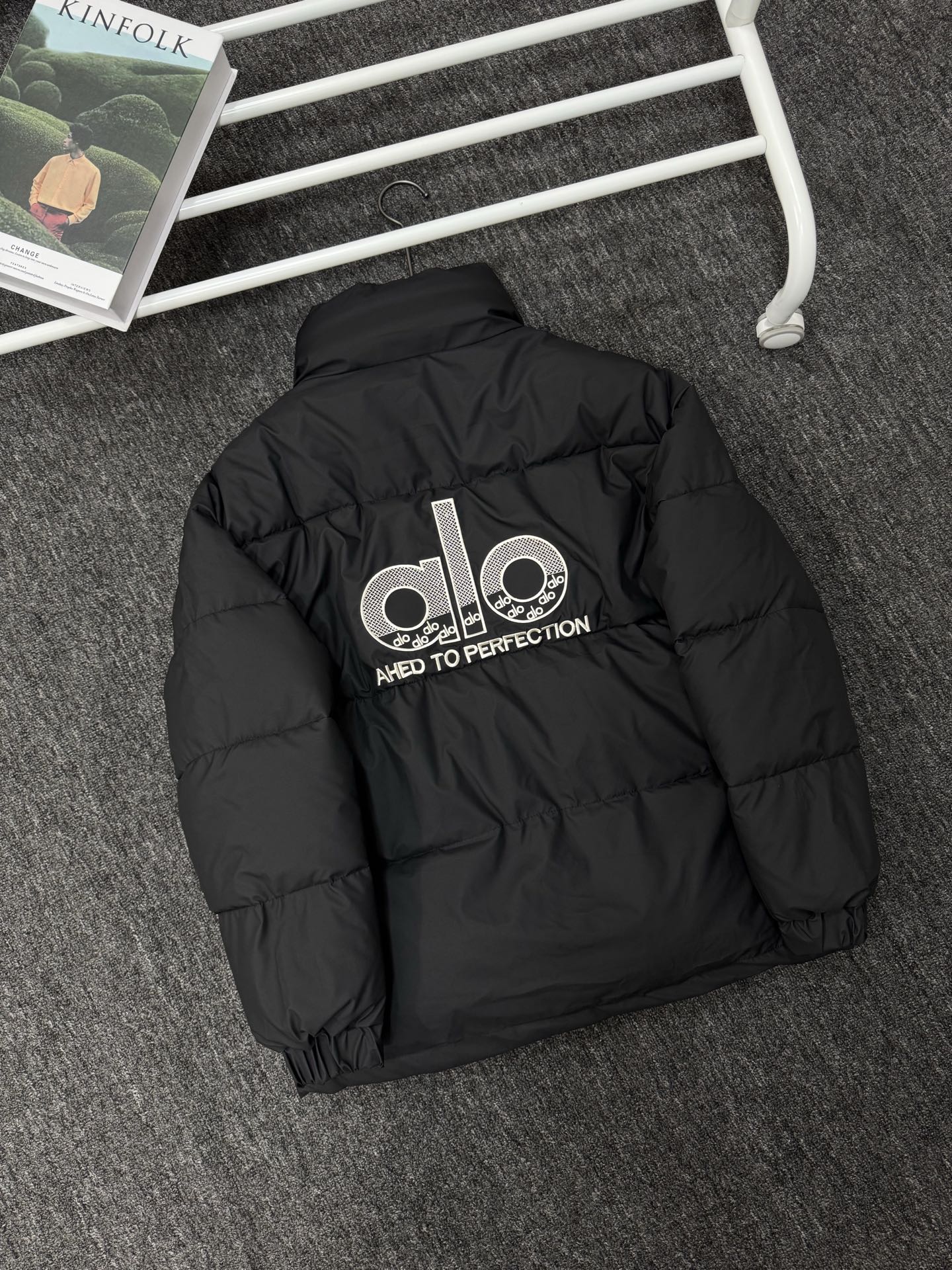 alo ダウンジャケット ミニサイズ 背中ロゴ刺繍 通勤カジュアル ブラック - 画像 2