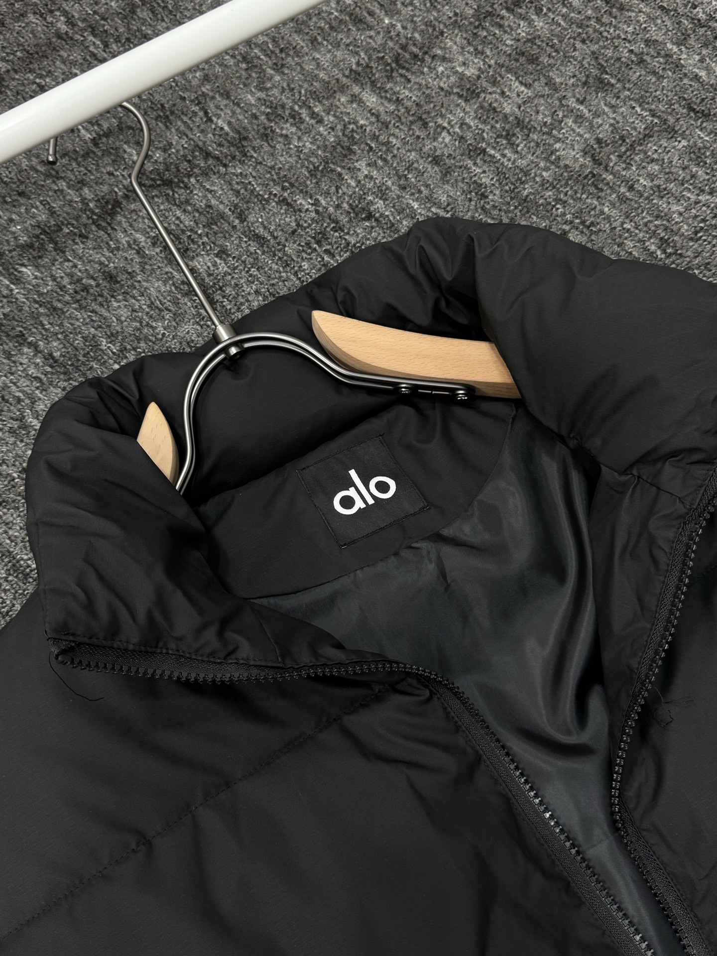 alo ダウンジャケット ミニサイズ 背中ロゴ刺繍 通勤カジュアル ブラック - 画像 3