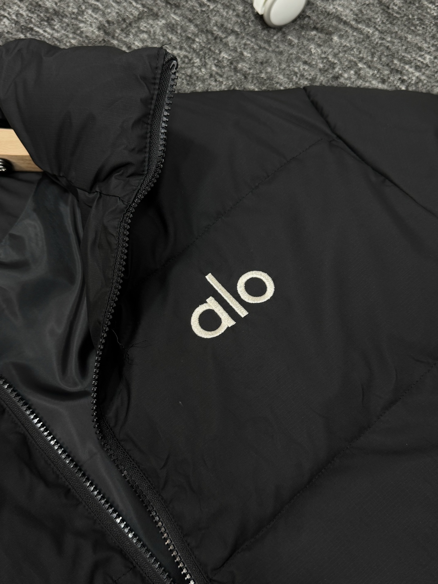 alo ダウンジャケット ミニサイズ 背中ロゴ刺繍 通勤カジュアル ブラック - 画像 4