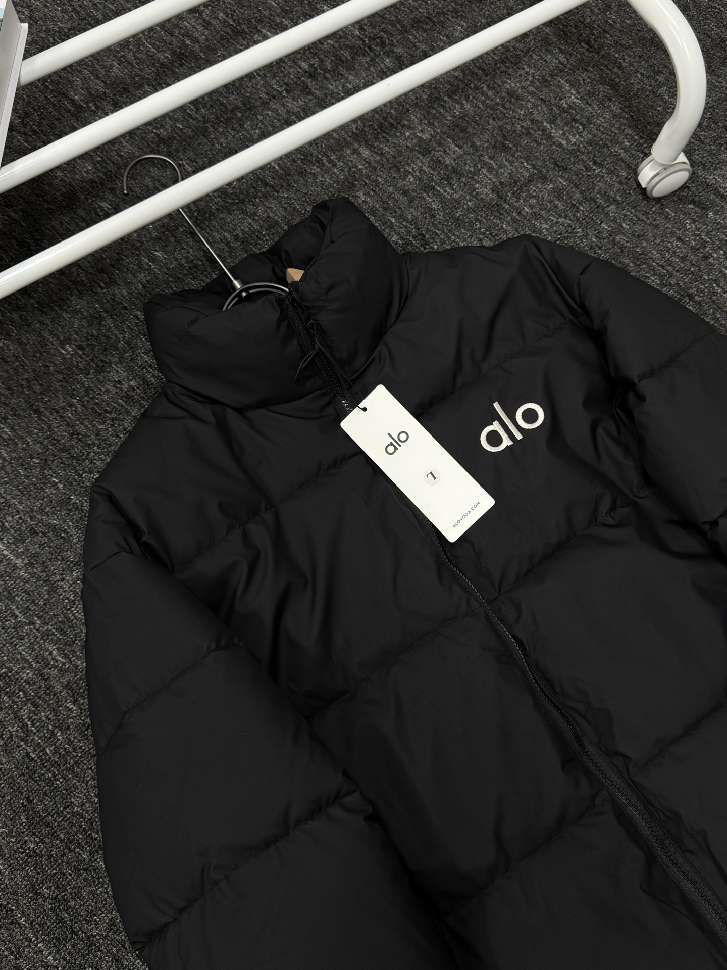 alo ダウンジャケット ミニサイズ 背中ロゴ刺繍 通勤カジュアル ブラック - 画像 5