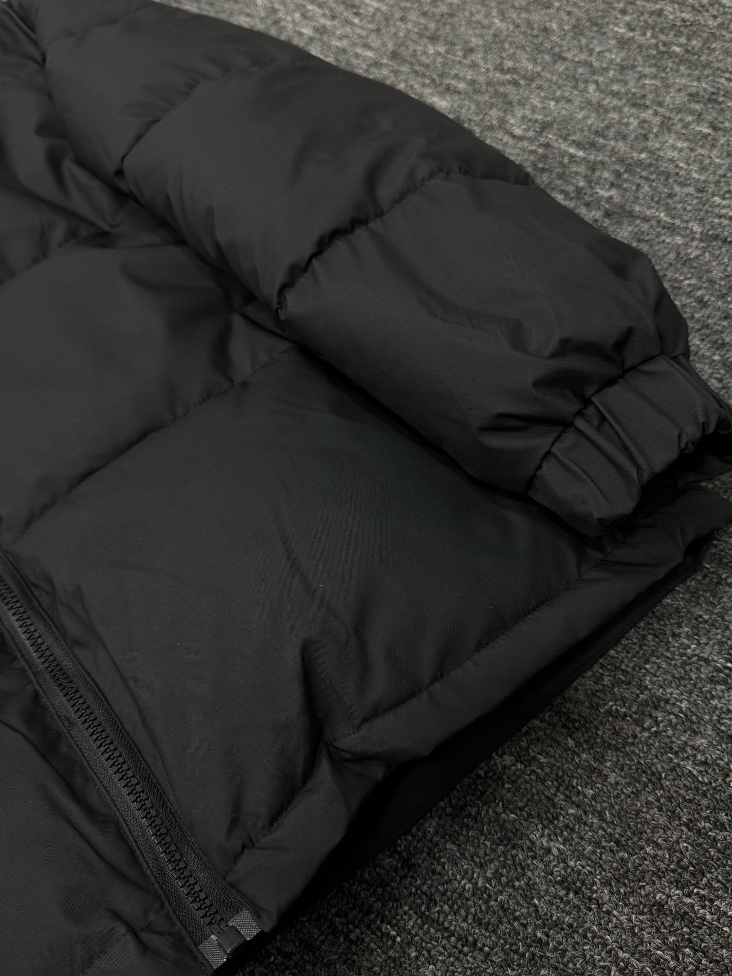 alo ダウンジャケット ミニサイズ 背中ロゴ刺繍 通勤カジュアル ブラック - 画像 7