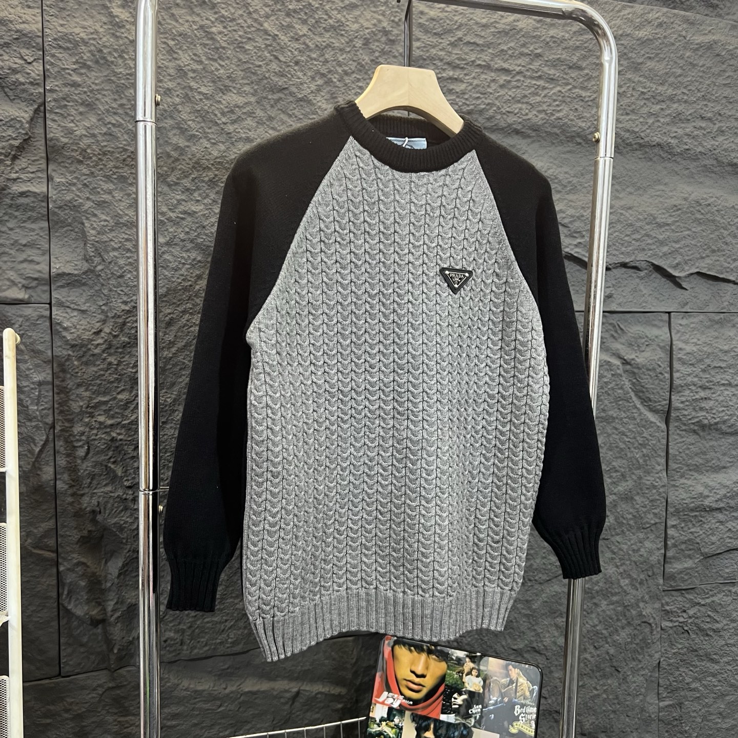 PRADA ニット ラグラン袖 カシミア混 2WAY着用可能 ブラック×グレー レザー三角ロゴ付き - 画像 3