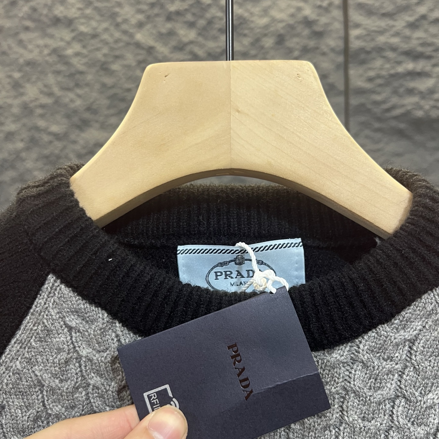 PRADA ニット ラグラン袖 カシミア混 2WAY着用可能 ブラック×グレー レザー三角ロゴ付き - 画像 9