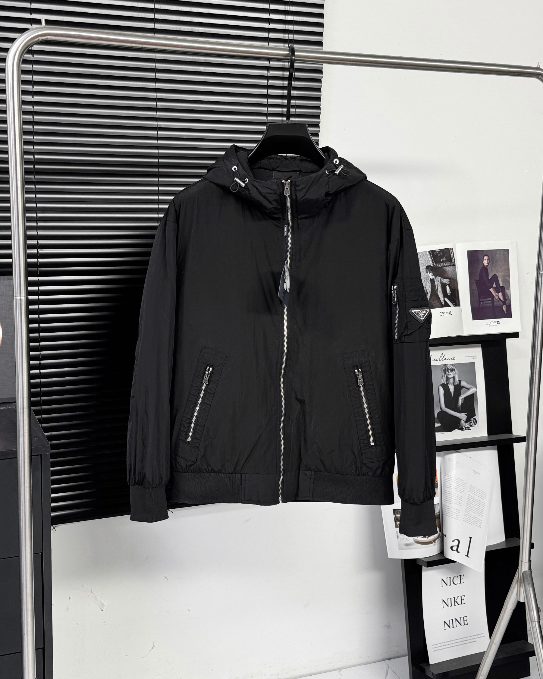 PRADA ダウンジャケット パーカー 90%ダウン 収納力抜群 ブラック ネイビー レザートリム