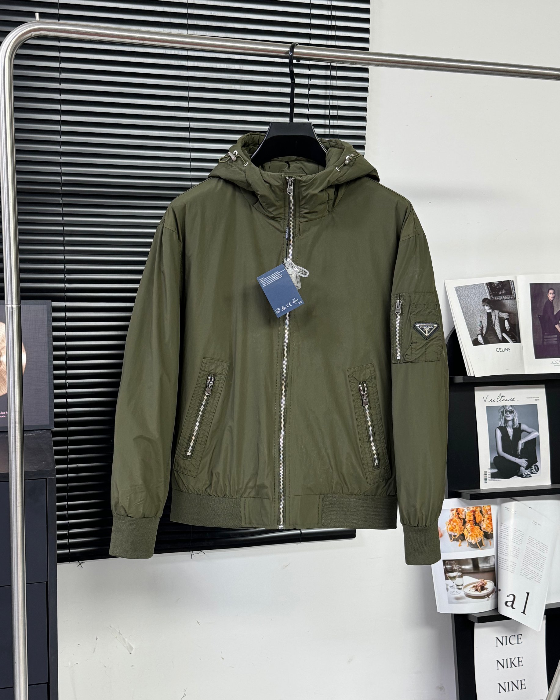 PRADA ダウンジャケット パーカー 90%ダウン 収納力抜群 ブラック ネイビー レザートリム - 画像 2