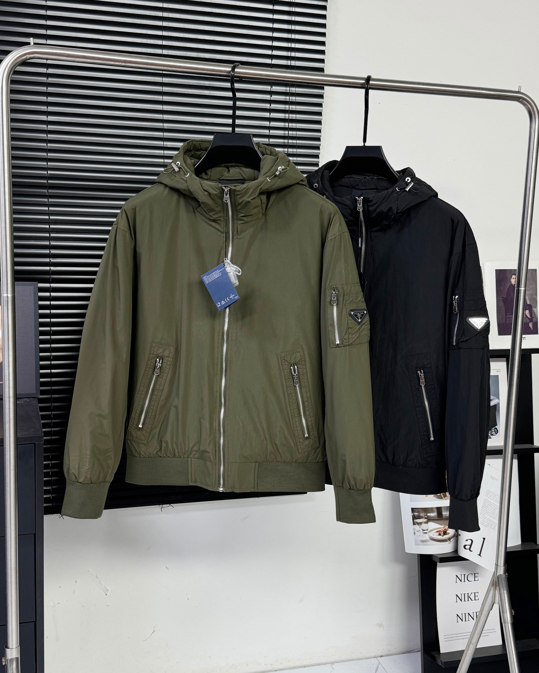 PRADA ダウンジャケット パーカー 90%ダウン 収納力抜群 ブラック ネイビー レザートリム - 画像 3