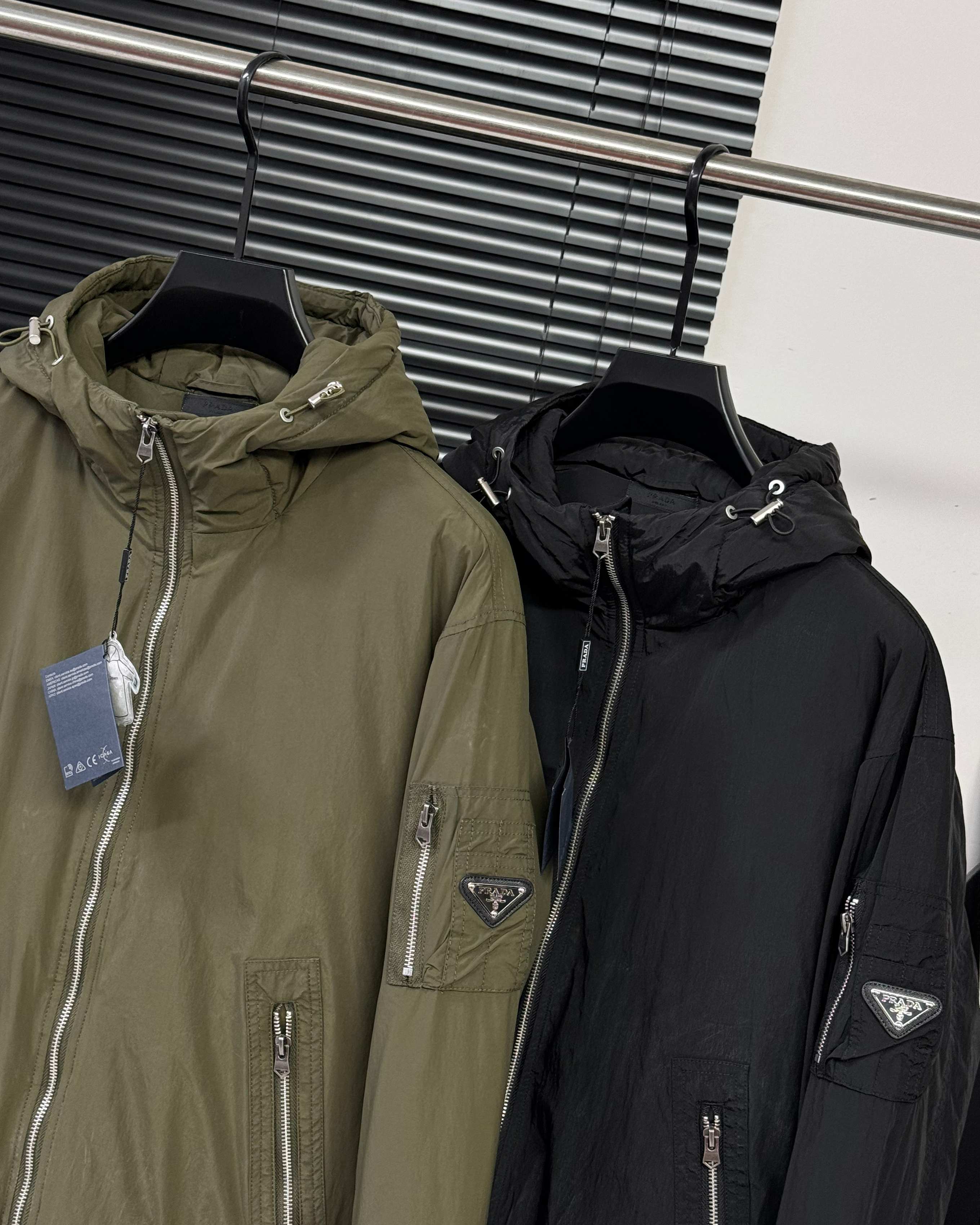 PRADA ダウンジャケット パーカー 90%ダウン 収納力抜群 ブラック ネイビー レザートリム - 画像 4