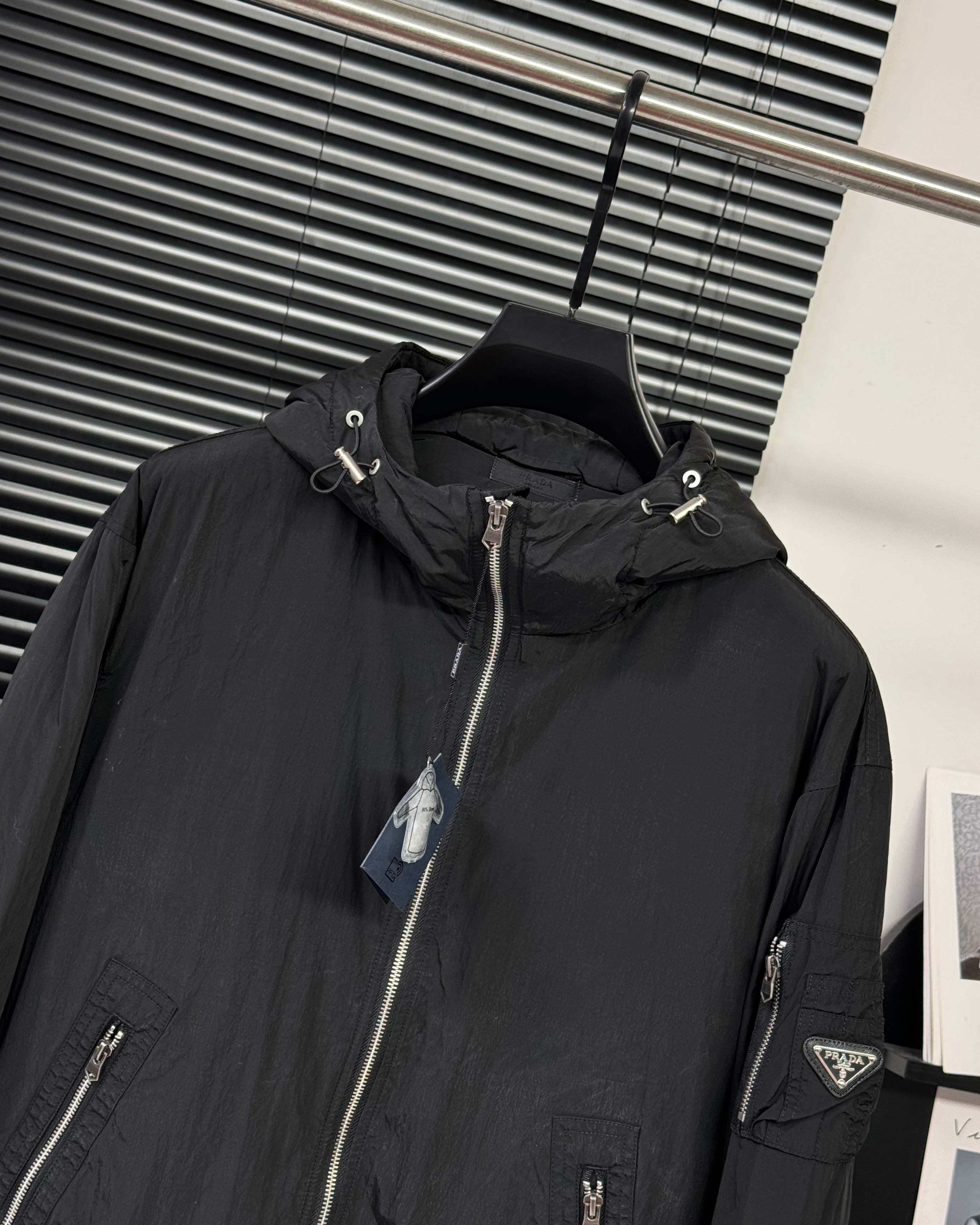 PRADA ダウンジャケット パーカー 90%ダウン 収納力抜群 ブラック ネイビー レザートリム - 画像 6