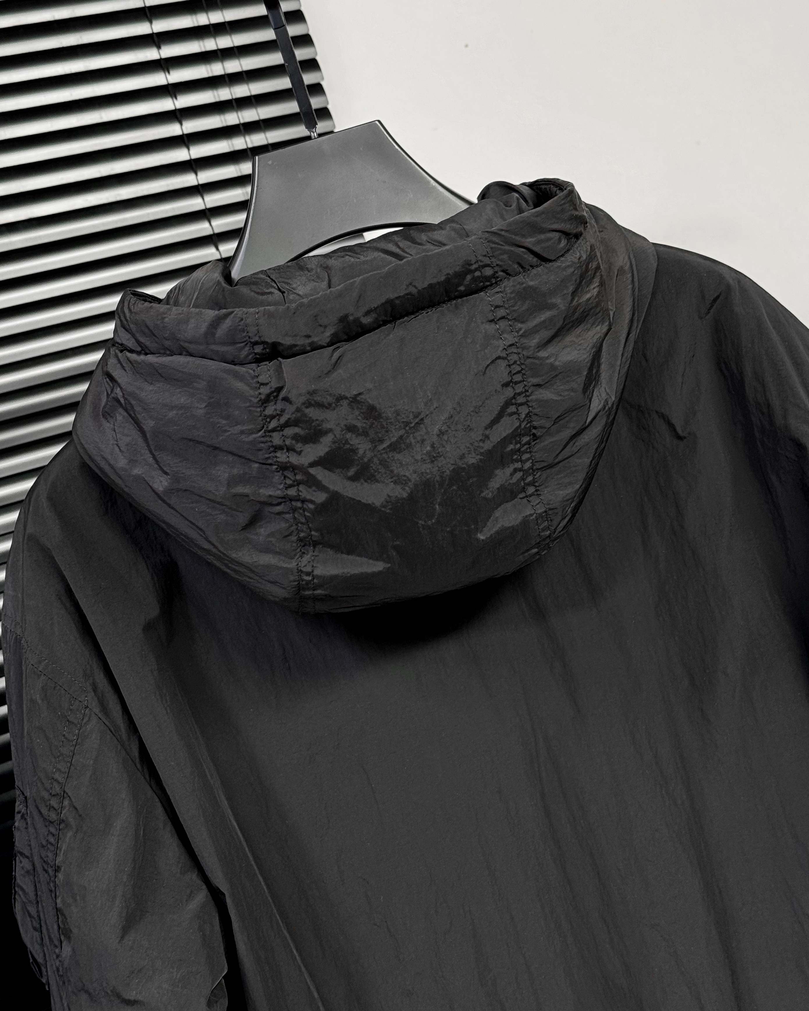 PRADA ダウンジャケット パーカー 90%ダウン 収納力抜群 ブラック ネイビー レザートリム - 画像 9