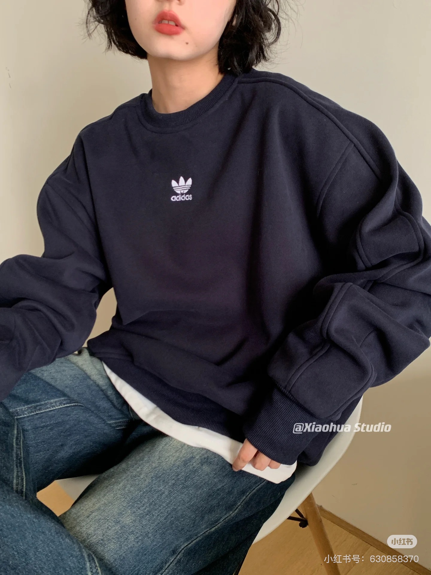 adidas スウェットシャツ ロゴ刺繍 オーバーサイズ 通勤カジュアル ブラック チャコールグレー レザー調 - 画像 2