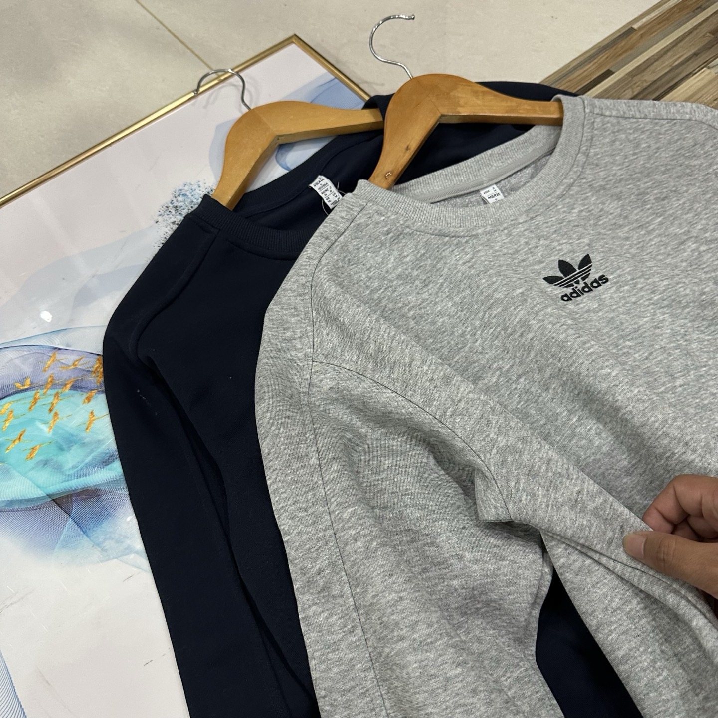 adidas スウェットシャツ ロゴ刺繍 オーバーサイズ 通勤カジュアル ブラック チャコールグレー レザー調 - 画像 4