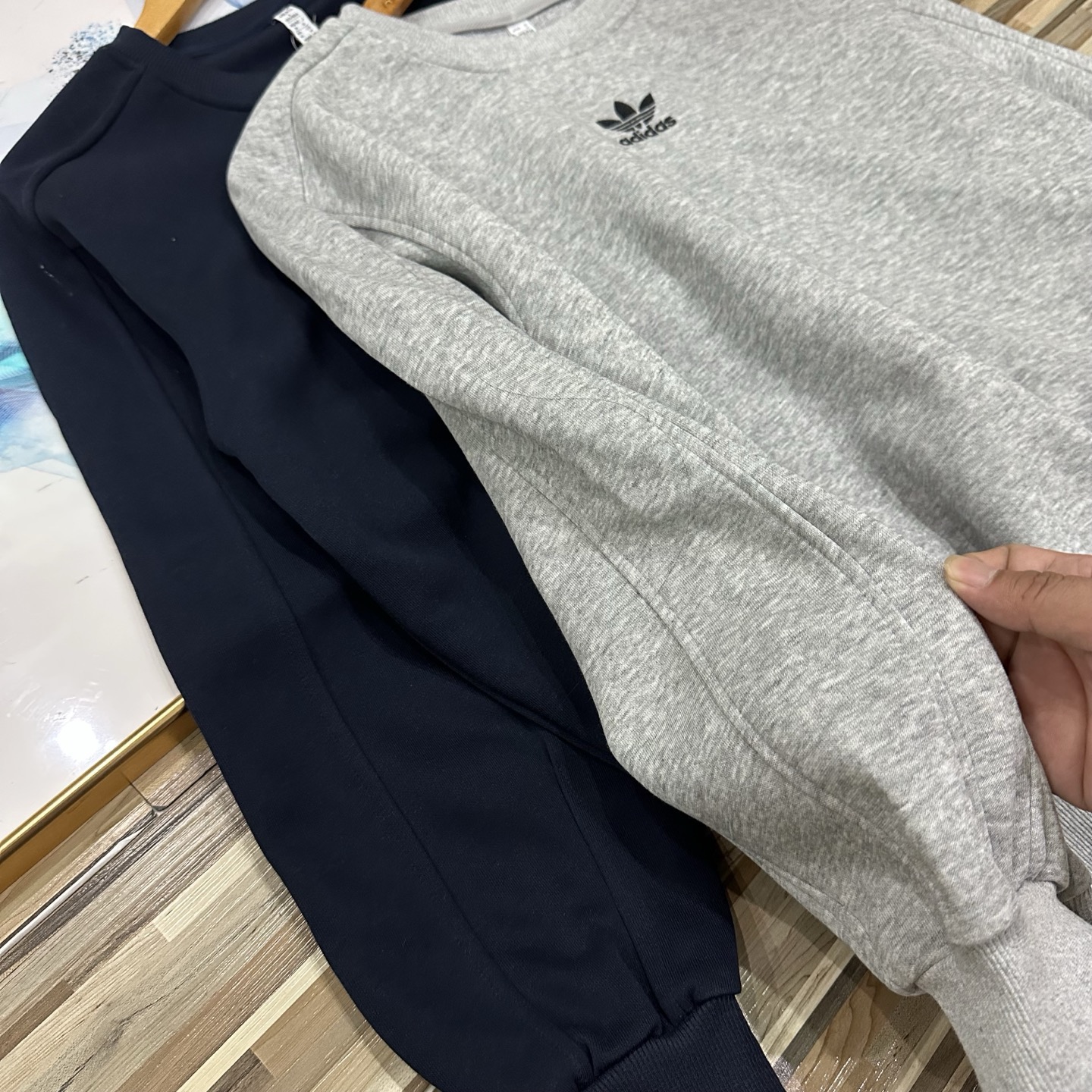 adidas スウェットシャツ ロゴ刺繍 オーバーサイズ 通勤カジュアル ブラック チャコールグレー レザー調 - 画像 5