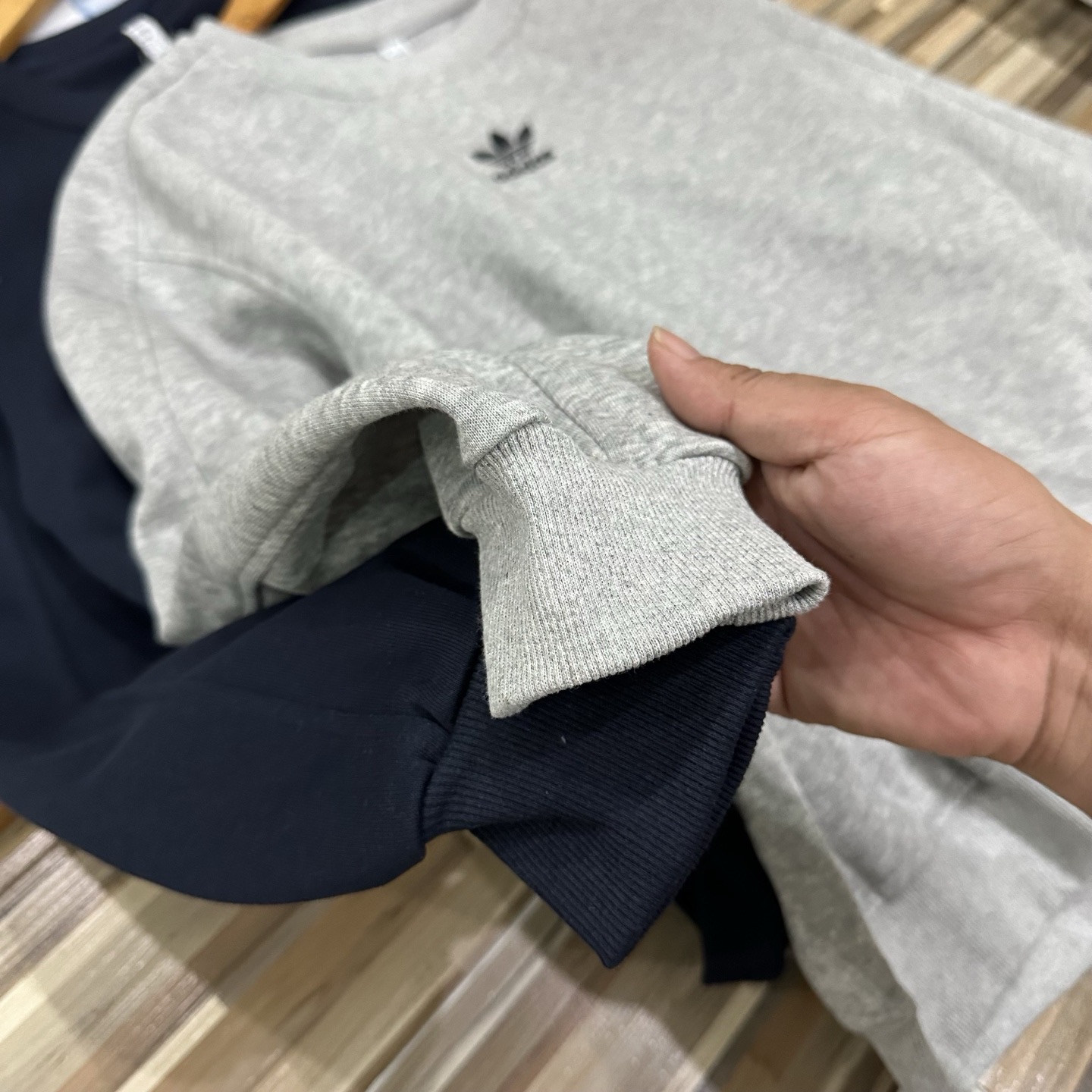 adidas スウェットシャツ ロゴ刺繍 オーバーサイズ 通勤カジュアル ブラック チャコールグレー レザー調 - 画像 6