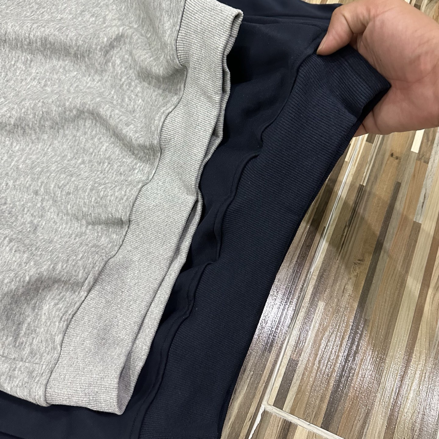 adidas スウェットシャツ ロゴ刺繍 オーバーサイズ 通勤カジュアル ブラック チャコールグレー レザー調 - 画像 7