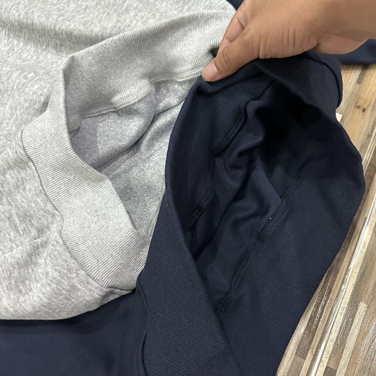 adidas スウェットシャツ ロゴ刺繍 オーバーサイズ 通勤カジュアル ブラック チャコールグレー レザー調 - 画像 8