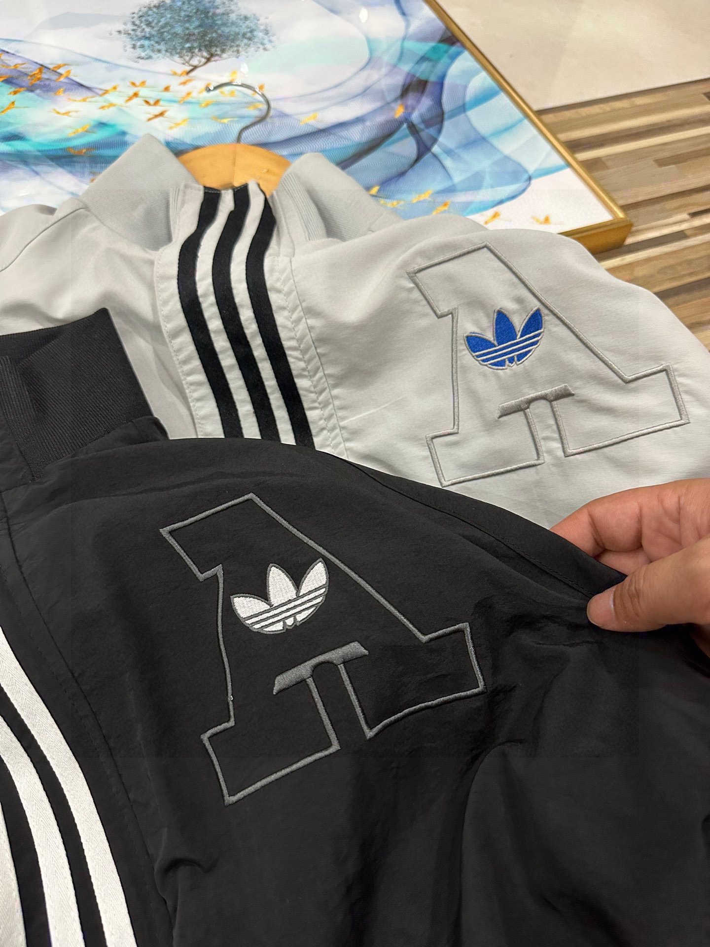 ADIDAS トレーナージャケット AACロゴ 3本線 レトロスタイル ブラック ホワイト レザー調 - 画像 3