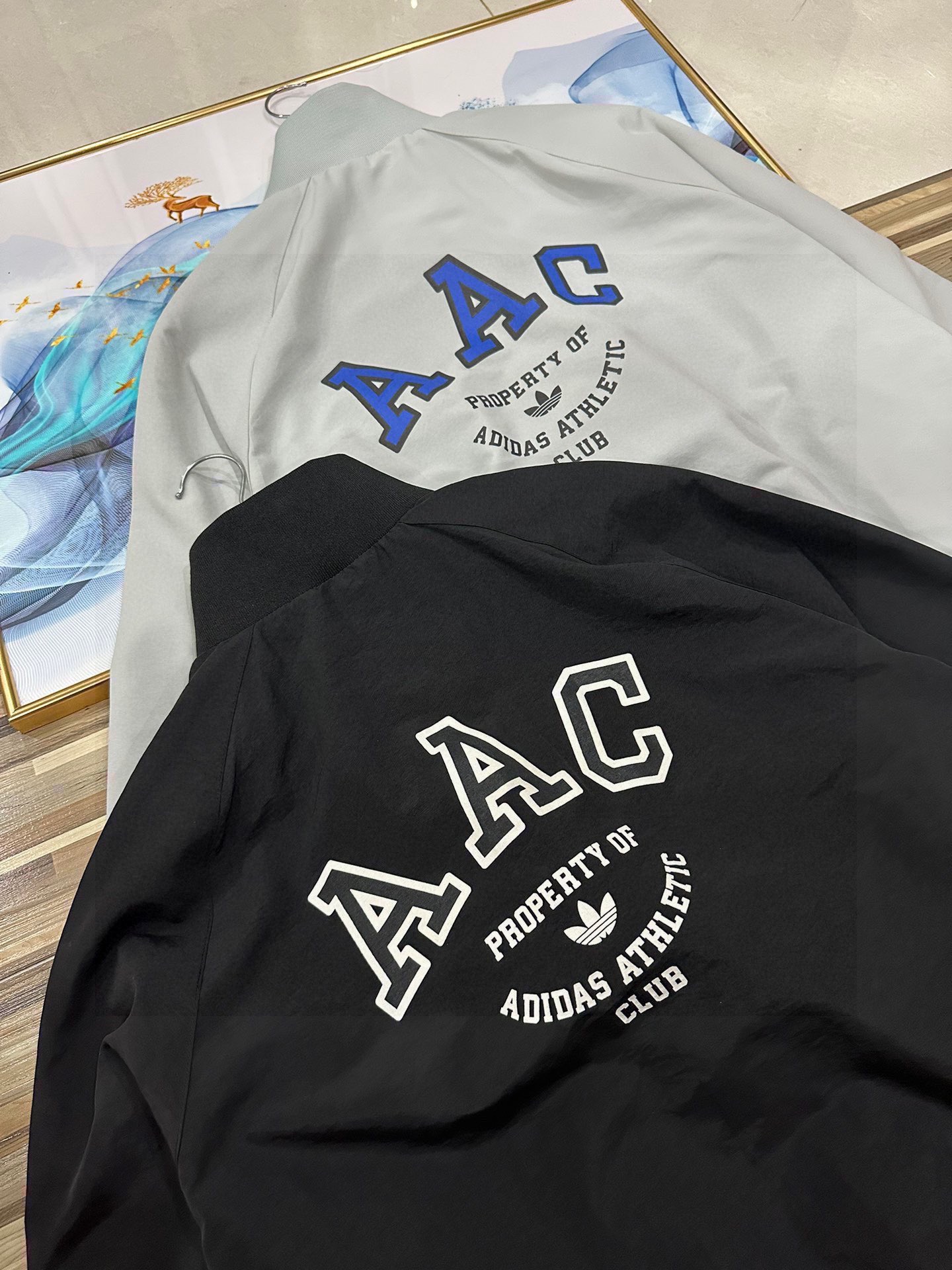 ADIDAS トレーナージャケット AACロゴ 3本線 レトロスタイル ブラック ホワイト レザー調 - 画像 4