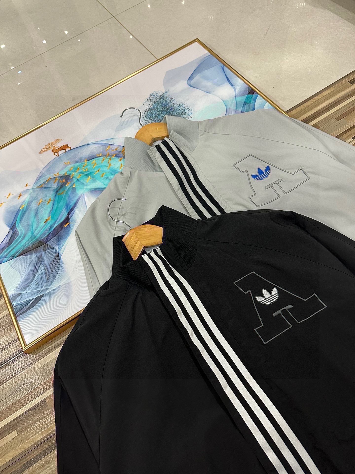 ADIDAS トレーナージャケット AACロゴ 3本線 レトロスタイル ブラック ホワイト レザー調 - 画像 5