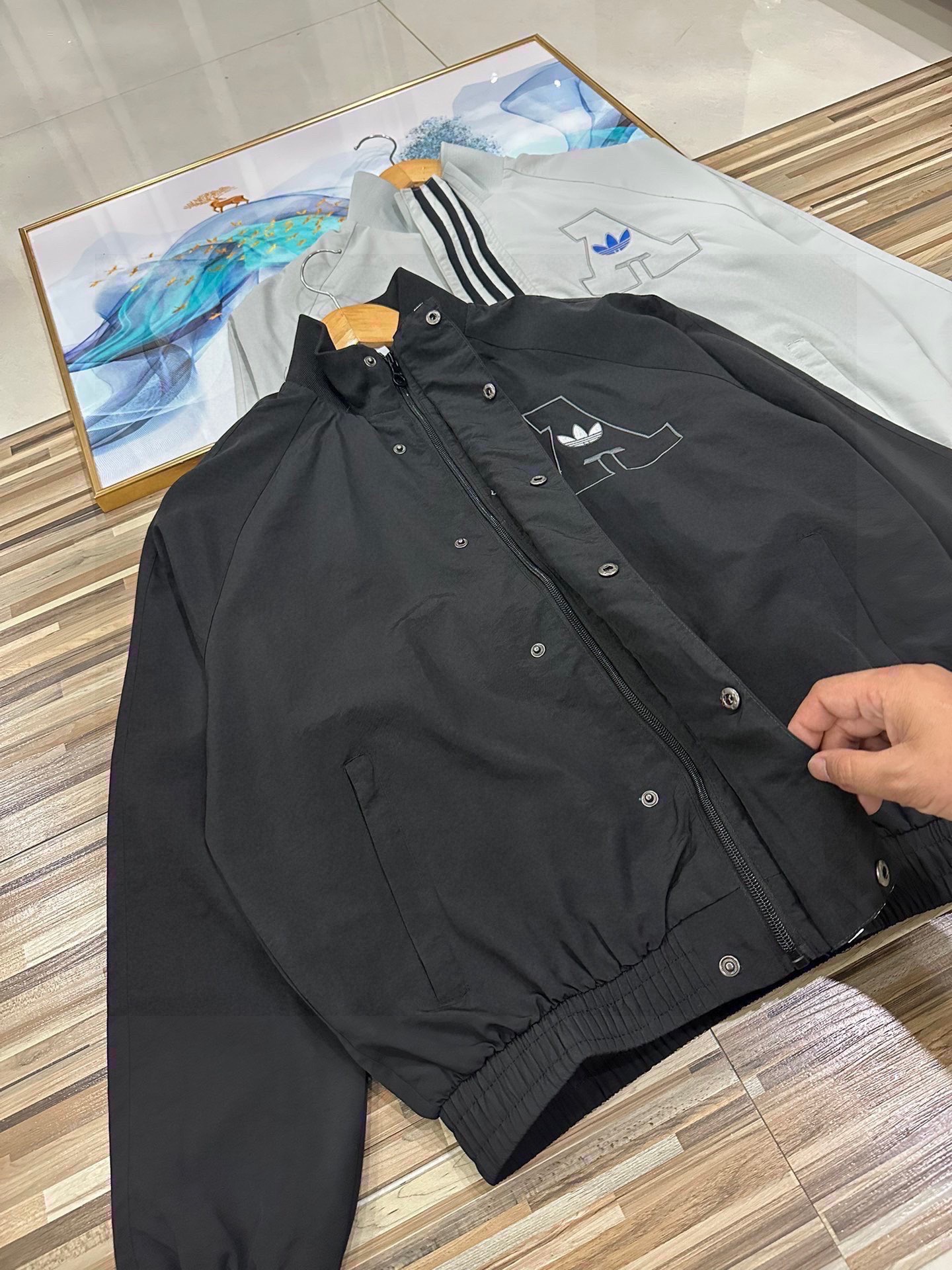 ADIDAS トレーナージャケット AACロゴ 3本線 レトロスタイル ブラック ホワイト レザー調 - 画像 6