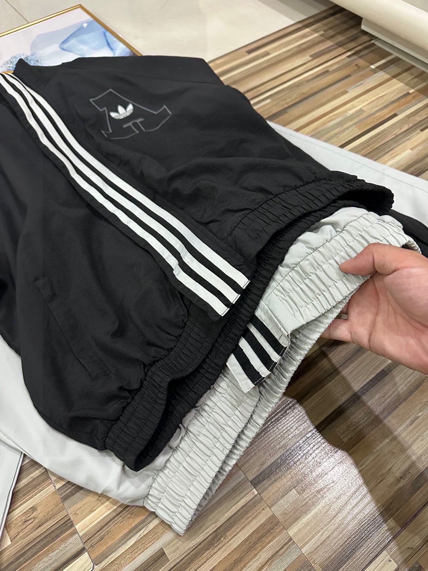 ADIDAS トレーナージャケット AACロゴ 3本線 レトロスタイル ブラック ホワイト レザー調 - 画像 7