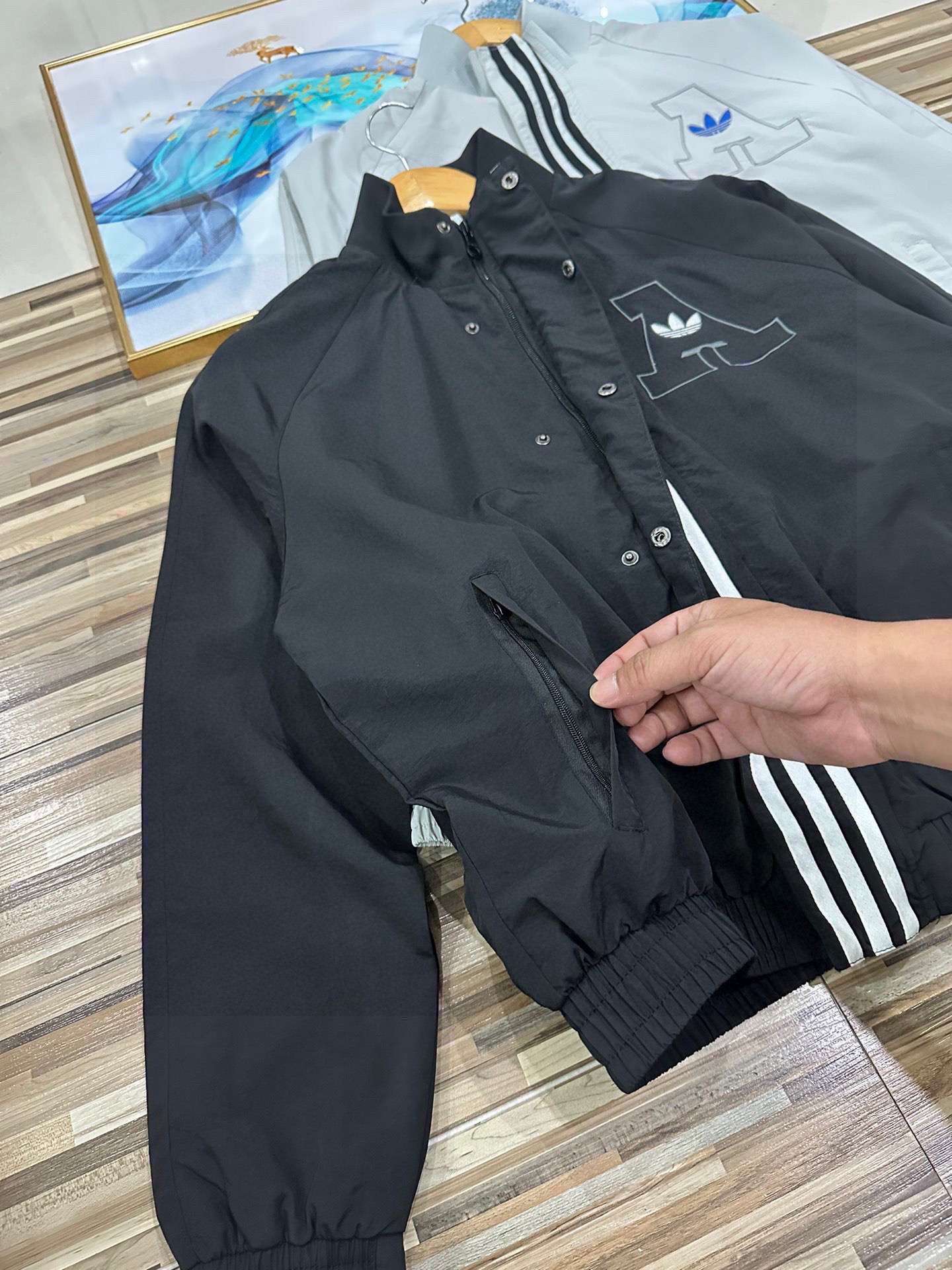 ADIDAS トレーナージャケット AACロゴ 3本線 レトロスタイル ブラック ホワイト レザー調 - 画像 9