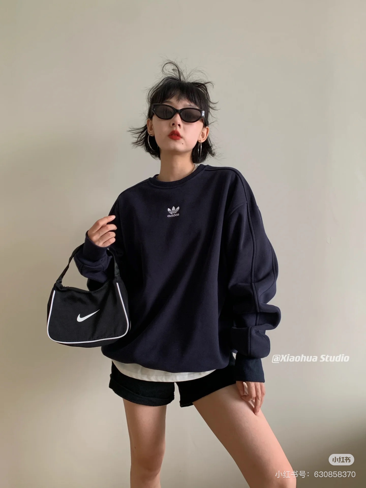 adidas スウェットシャツ ロゴ入り オーバーサイズ カジュアル デイリーユース ブラック ホワイト レザー調 - 画像 3