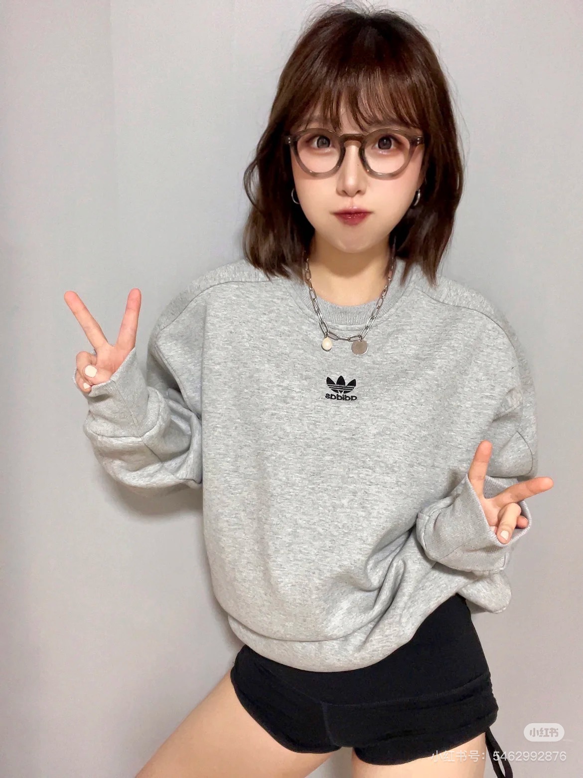 adidas スウェットシャツ ロゴ入り オーバーサイズ カジュアル デイリーユース ブラック ホワイト レザー調 - 画像 4