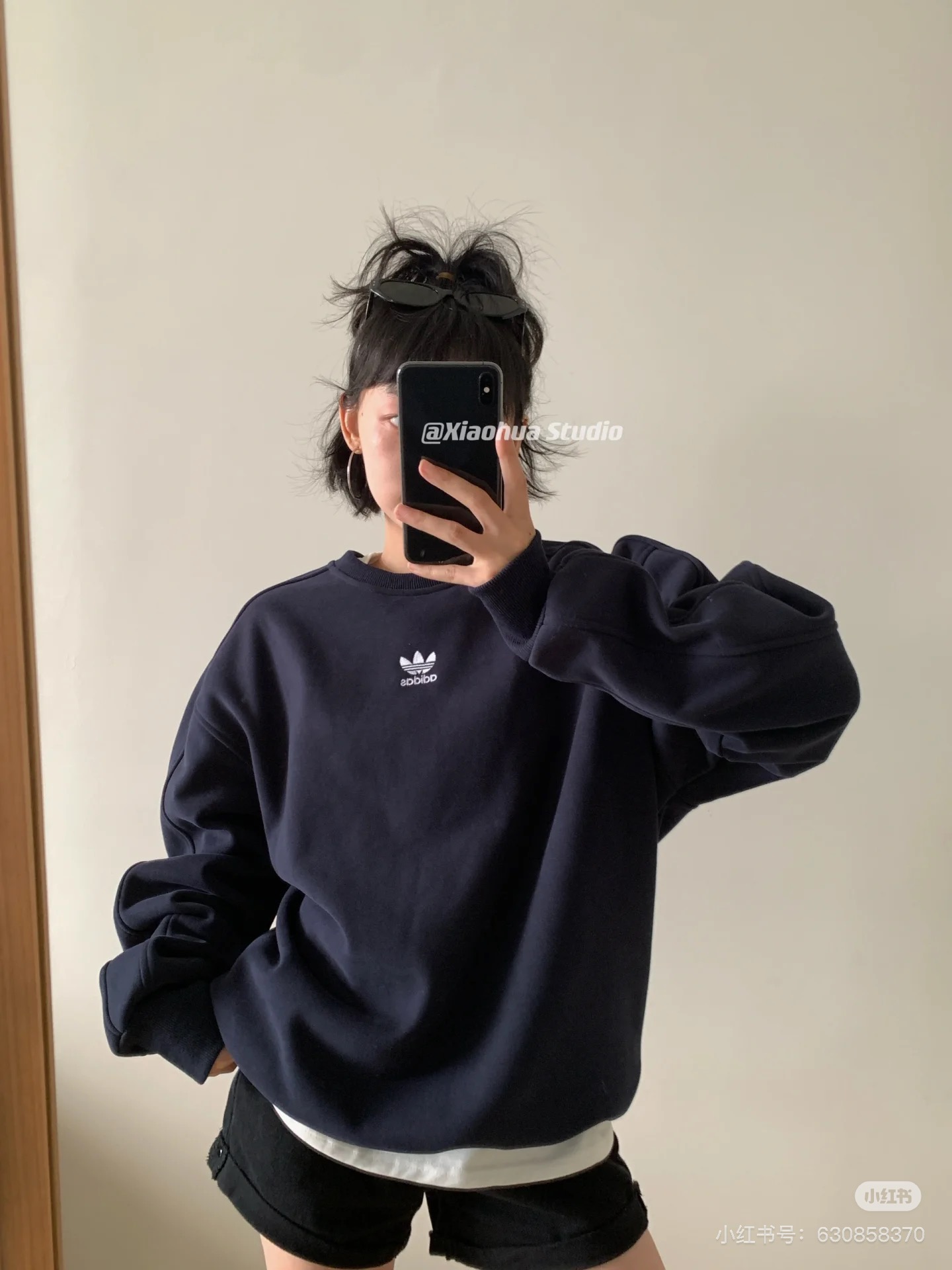 adidas スウェットシャツ ロゴ入り オーバーサイズ カジュアル デイリーユース ブラック ホワイト レザー調 - 画像 5