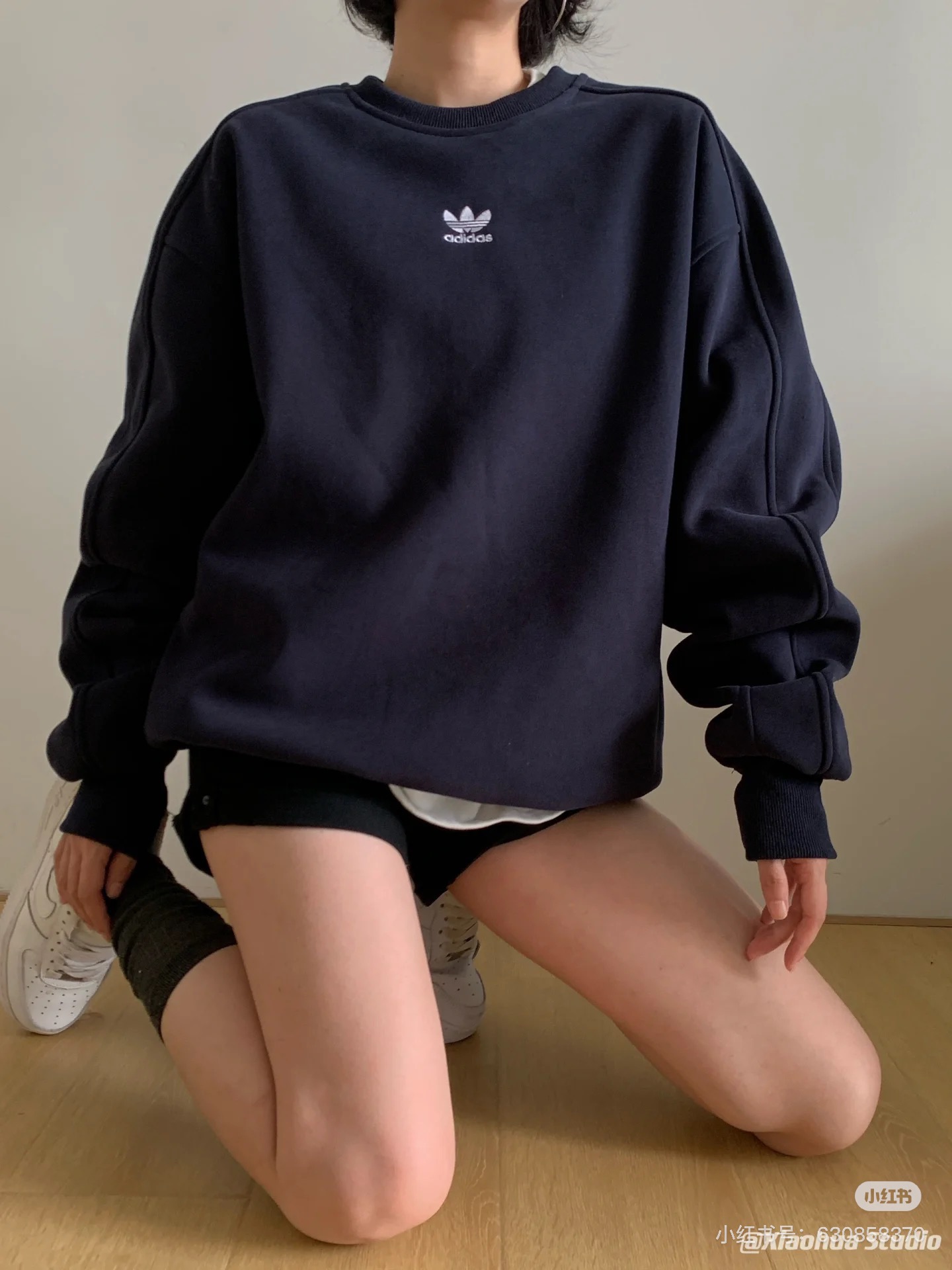 adidas スウェットシャツ ロゴ入り オーバーサイズ カジュアル デイリーユース ブラック ホワイト レザー調 - 画像 7