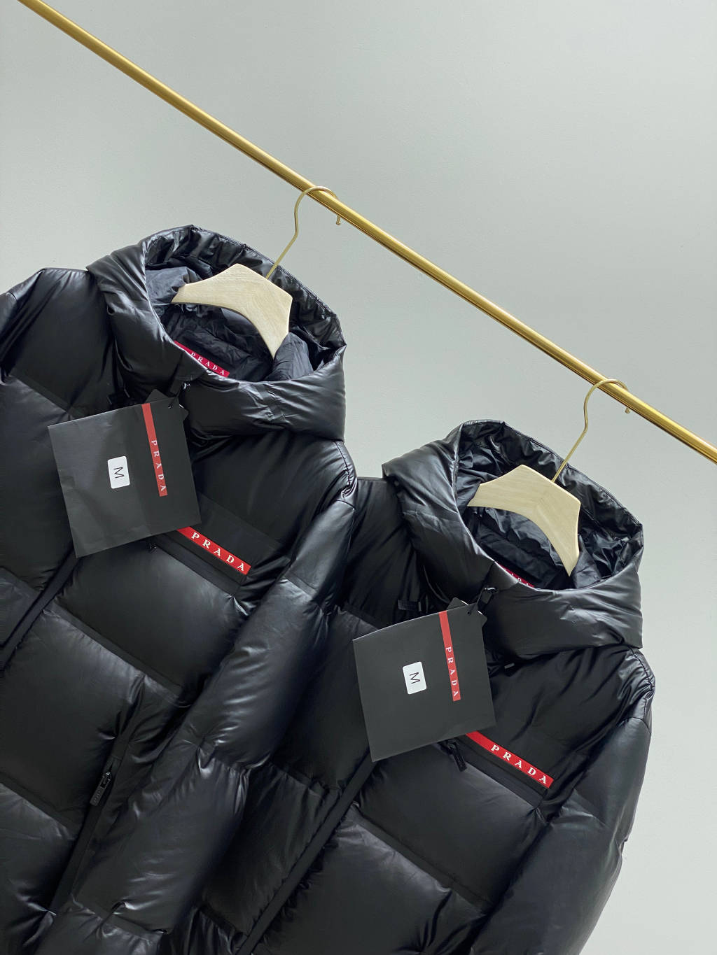 PRADA ダウンジャケット レッドロゴ 2WAY マイナス20度対応 グラフェンパッディング ブラック ポリエステル - 画像 2