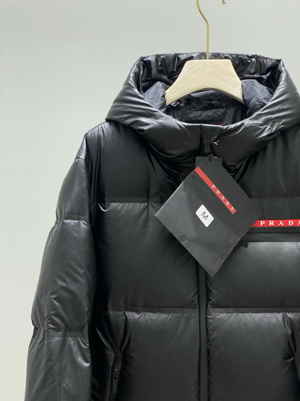 PRADA ダウンジャケット レッドロゴ 2WAY マイナス20度対応 グラフェンパッディング ブラック ポリエステル - 画像 3