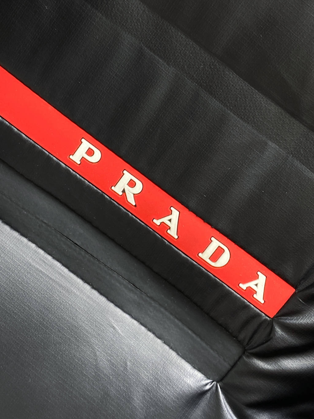 PRADA ダウンジャケット レッドロゴ 2WAY マイナス20度対応 グラフェンパッディング ブラック ポリエステル - 画像 4