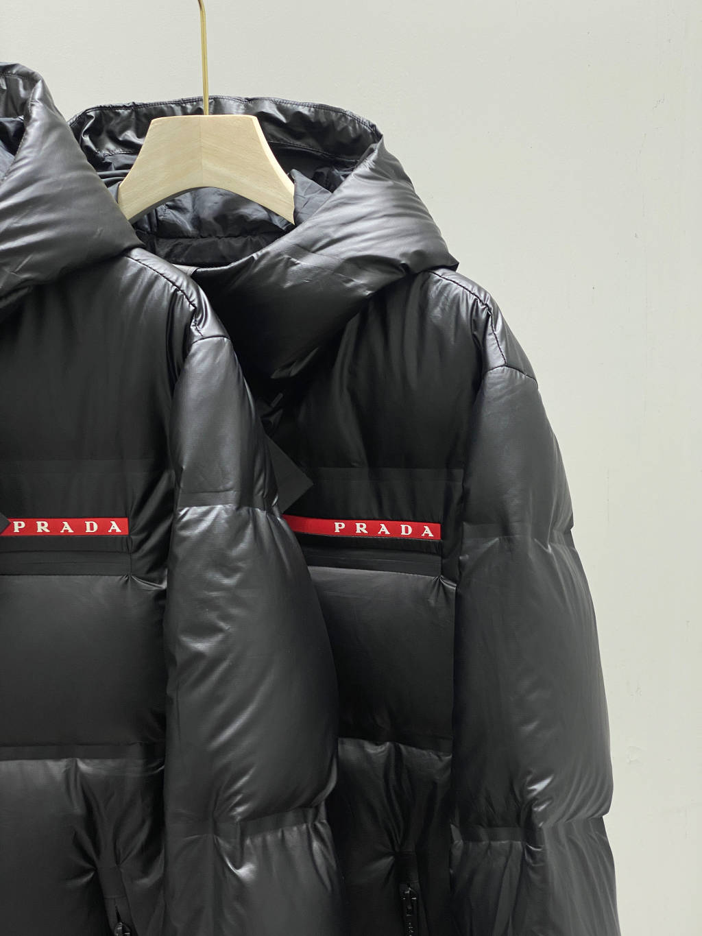 PRADA ダウンジャケット レッドロゴ 2WAY マイナス20度対応 グラフェンパッディング ブラック ポリエステル - 画像 6