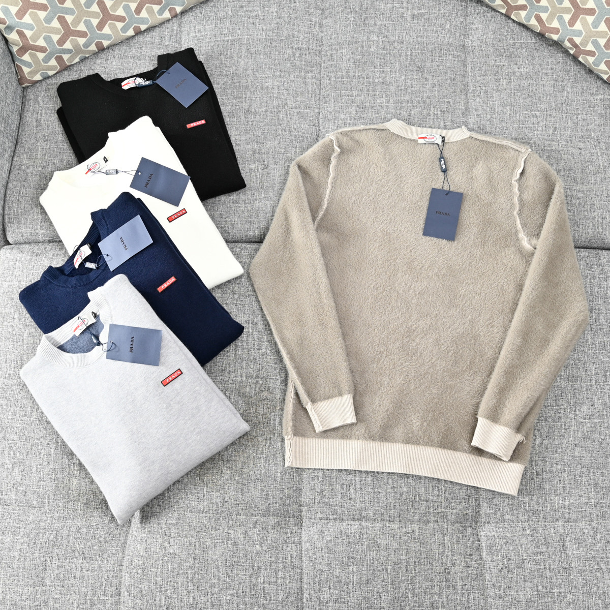 PRADA セーター ロゴ刺繍 ビジネスカジュアル 5色展開 レザー調 ブラック ホワイト ネイビー ベージュ グレー - 画像 2