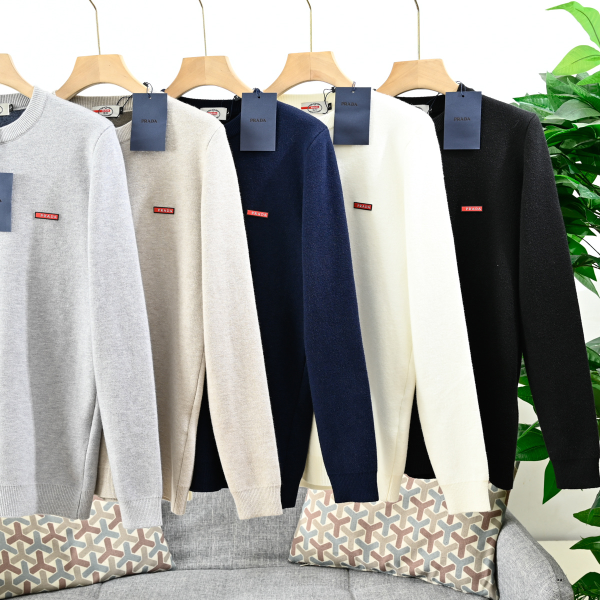 PRADA セーター ロゴ刺繍 ビジネスカジュアル 5色展開 レザー調 ブラック ホワイト ネイビー ベージュ グレー - 画像 3