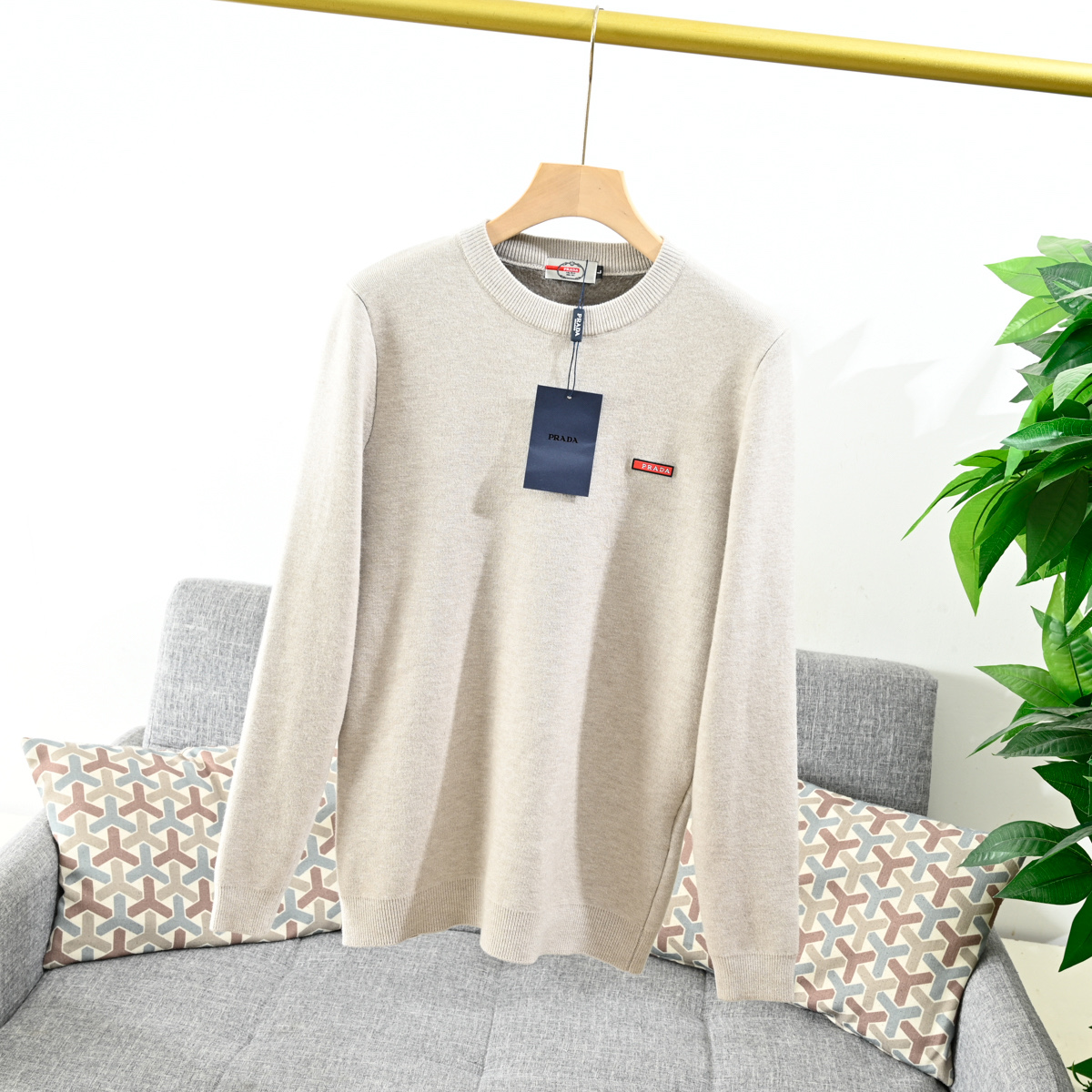 PRADA セーター ロゴ刺繍 ビジネスカジュアル 5色展開 レザー調 ブラック ホワイト ネイビー ベージュ グレー - 画像 4