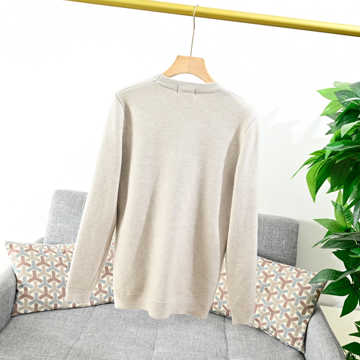 PRADA セーター ロゴ刺繍 ビジネスカジュアル 5色展開 レザー調 ブラック ホワイト ネイビー ベージュ グレー - 画像 5